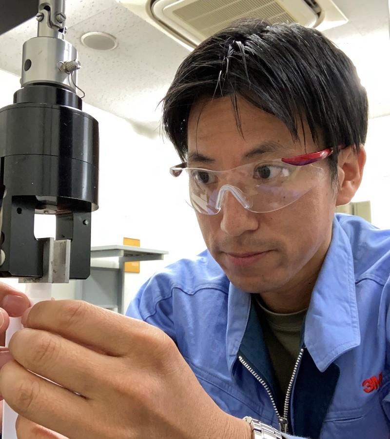 3M Scientist working with machinery in a lab.