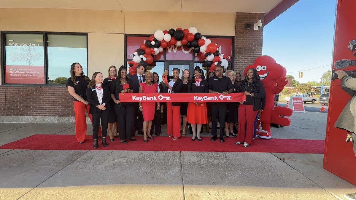Ribbon cutting ceremony at KeyBank branch in Detroit.