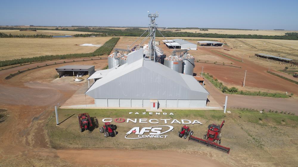 Farm, seen from above with the words, "Fazenda Conectada"