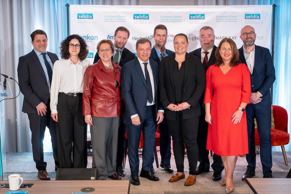 Ewa Kudlinska-Pyrz and others in a group photo at the conference