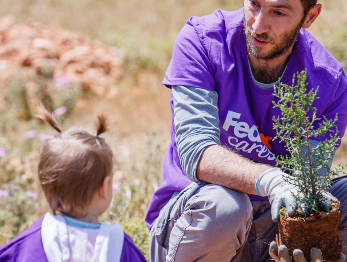 Volunteer shows child plant