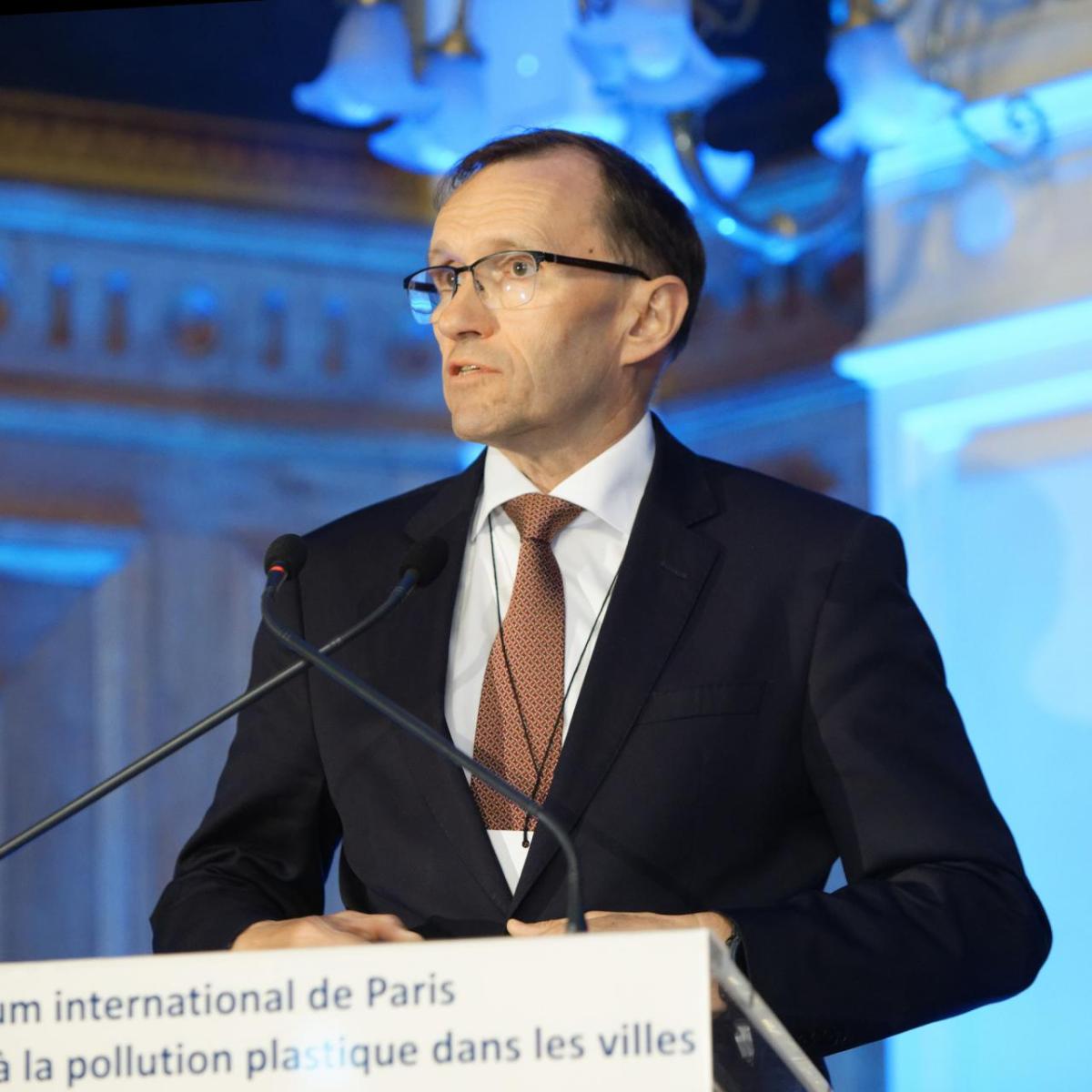 Espen Barth Eide speaks at a lectern on stage.