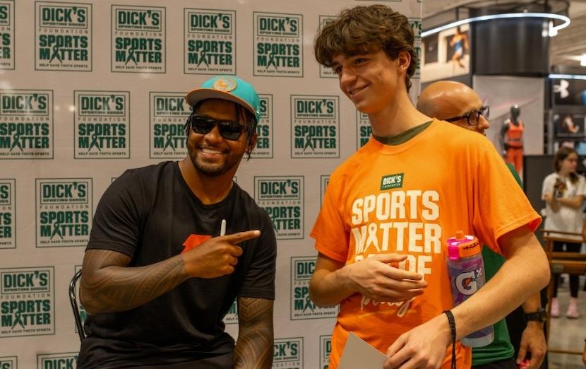 Miami Dolphins Quarterback Tua Tagovailoa with youth athletes on Sports Matter Day of Play.