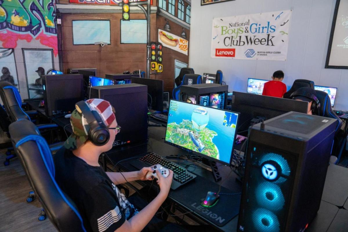 Students playing esports 
