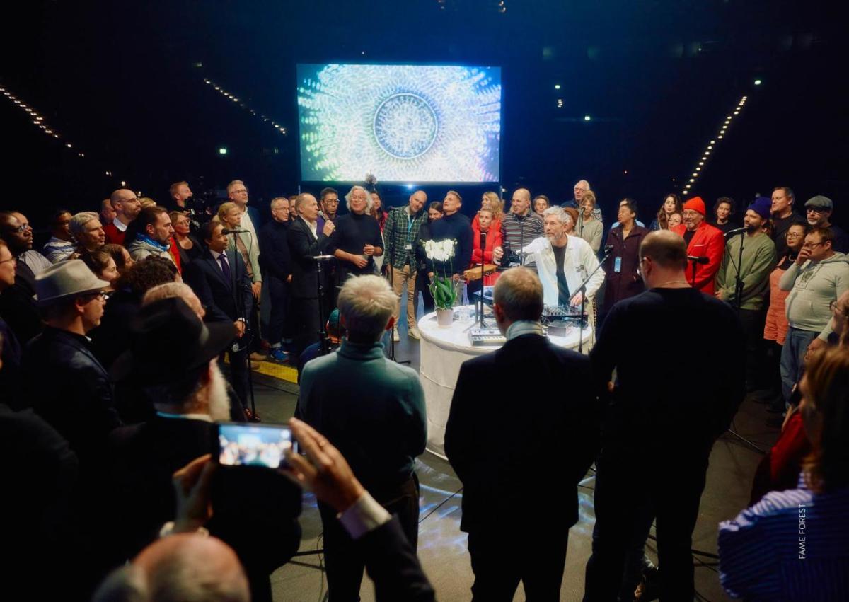 Under the direction of the Hamburg-based musical trio Sons of Hamburg, Joja Wendt, Stefan Gwildis, and Rolf Claussen, nearly hundred people gathered at AEG’s Barclay’s Arena to create a picture of inclusion.