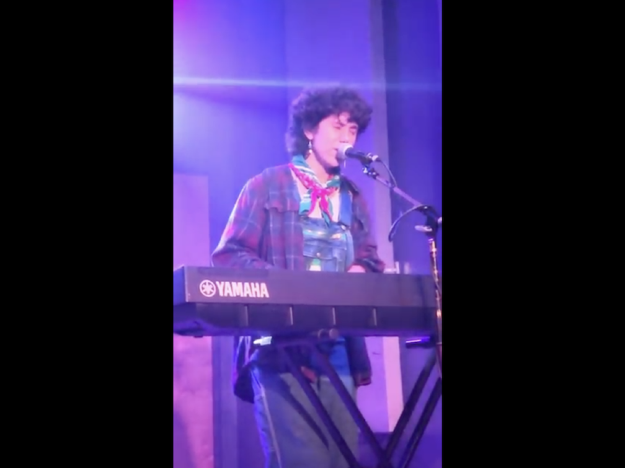 Olive Klug performing live on a keyboard.