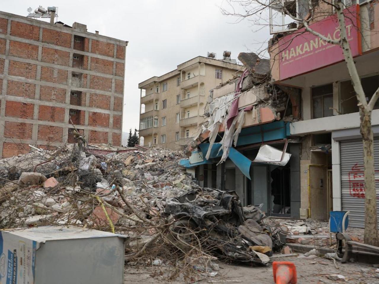 Collapsed buildings following the 2023 Turkey-Syria earthquake left many in urgent need of medical care. People with kidney conditions are especially vulnerable during earthquakes due to crush injuries and disrupted access to dialysis and essential medications. (Credit: Direct Relief)  