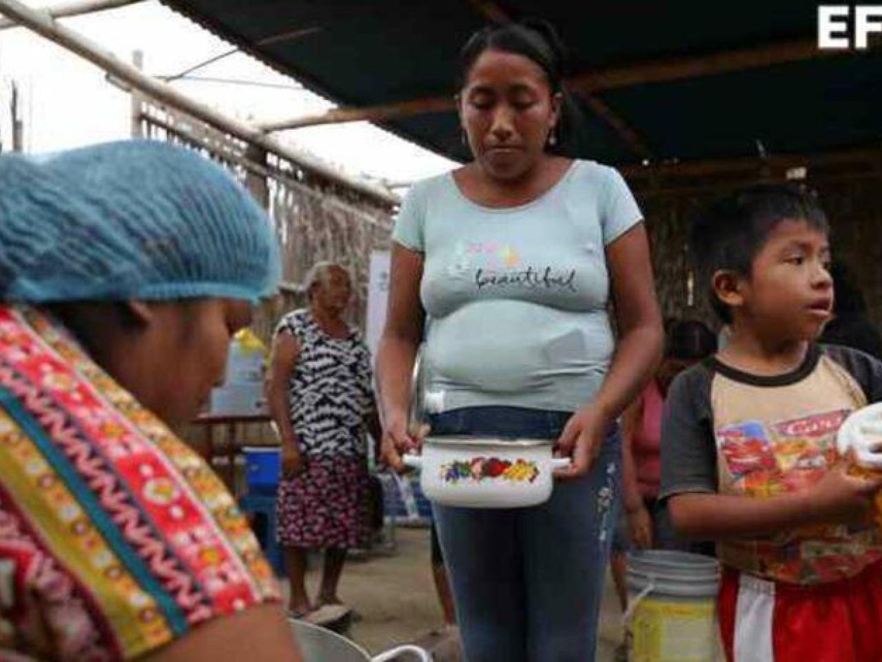 Marina serves five portions of lentils and rice in a tin bowl held by a Peruvian among the millions living in extreme poverty in a country where the El Niño phenomenon has accentuated shortages, especially in the north.