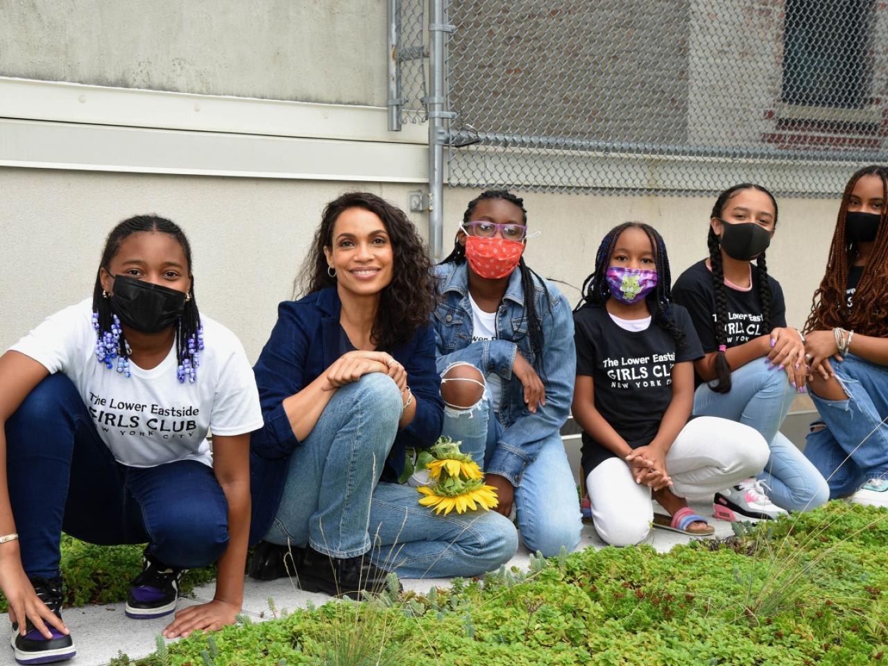 Actress Rosario Dawson poses with kids