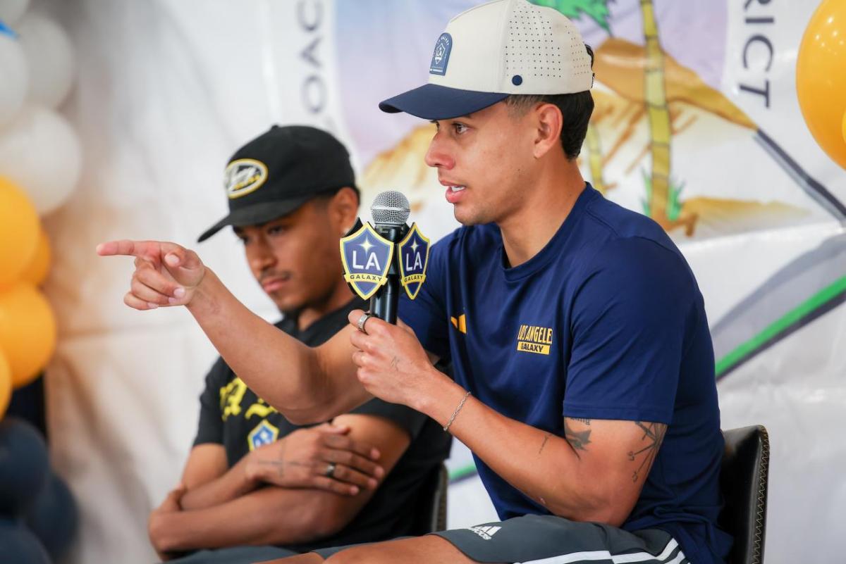 LA Galaxy players Edwin Cerrillo and Mauricio Cuevas met with migrant students at Palm View Elementary School in Coachella, CA.