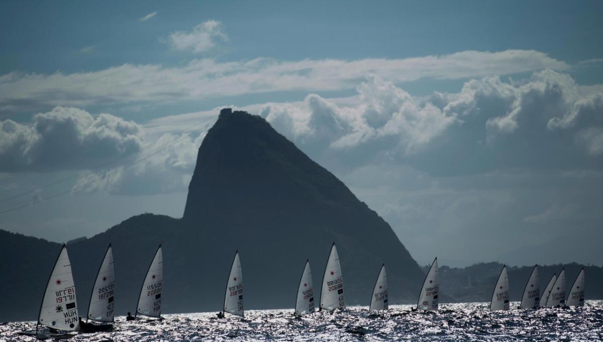 Sailors race across the ocean