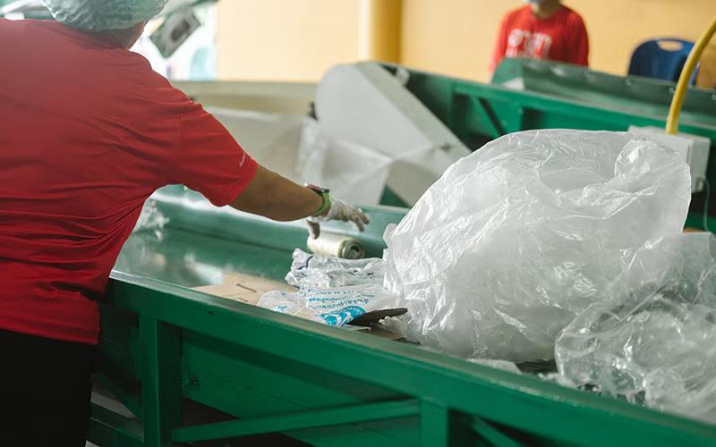 Mixed plastic packaging on a conveyor belt