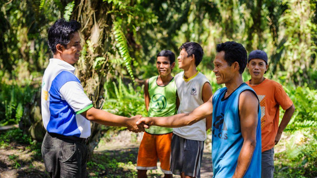 2 people shake hands