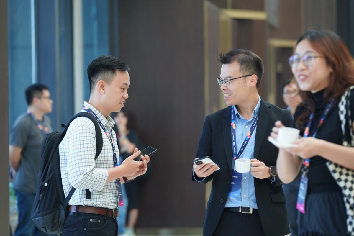 Howard Kwong (center) at the Cascale Forum in Vietnam 