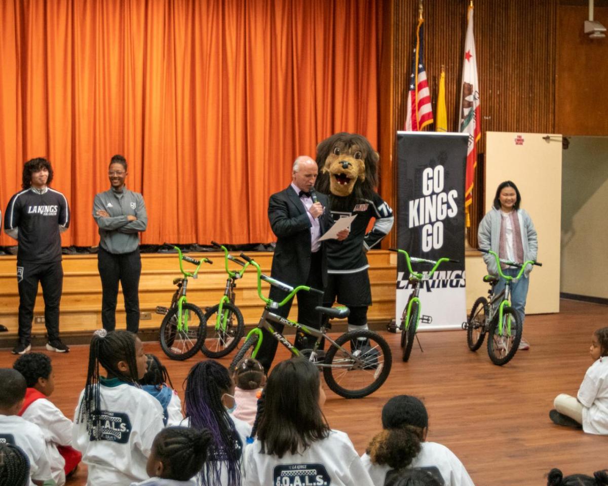 LA Kings Alumni Daryl Evans, Blake Bolden and mascot Bailey greets students at the assembly.