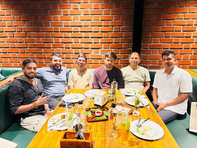 Abhishek having dinner with friends.