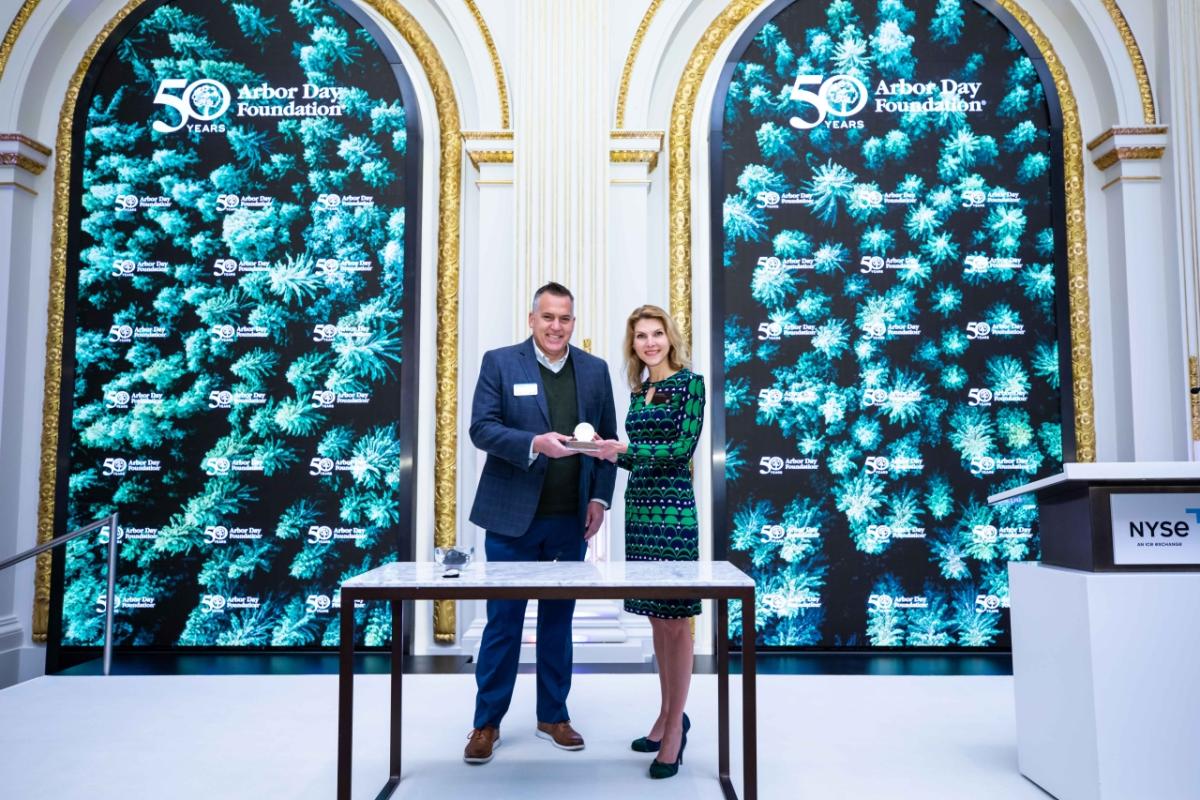 Dan Lambe, Arbor Day Foundation CEO (left) and Tara Dziedzic, Head of Listings - US Sectors, New York Stock Exchange (right)