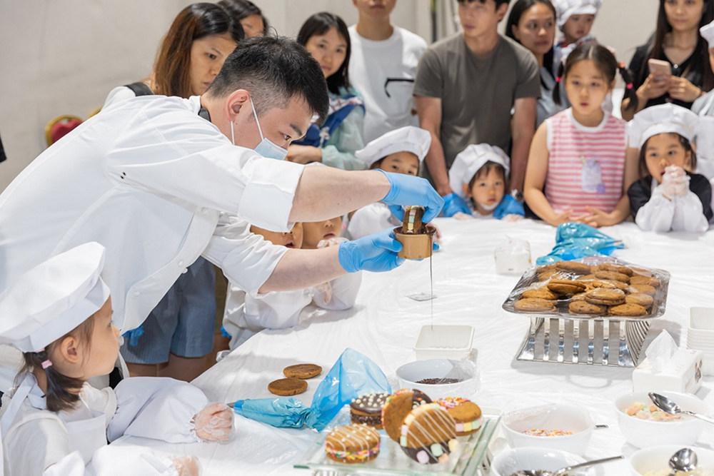 Chocolate sandwich decorating demonstration 