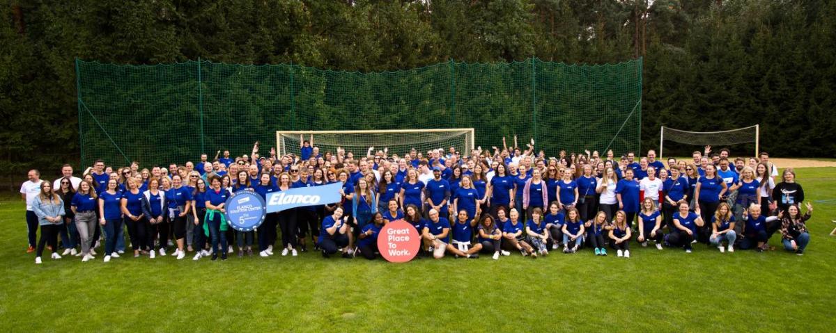 large group picture of Elanco employees