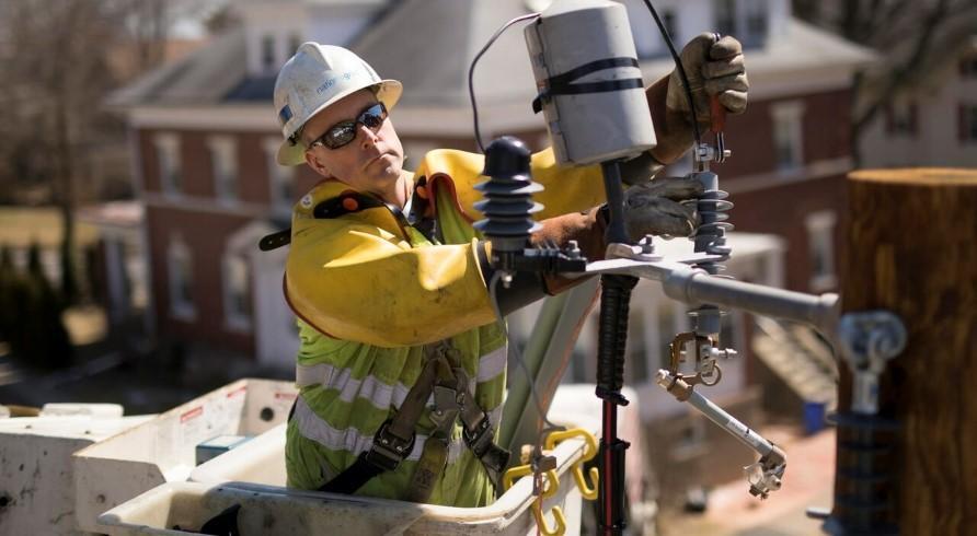 Lineworker maintaining an overhead electricity line