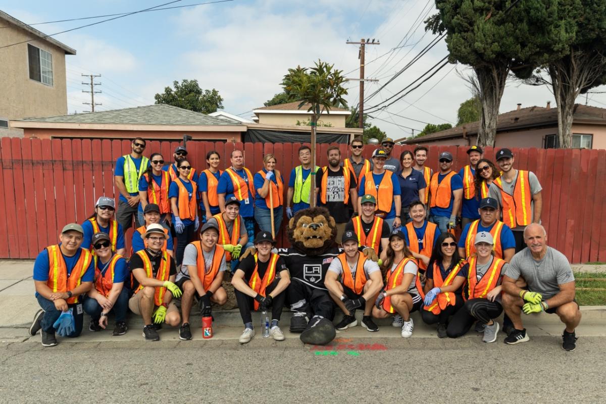  LA Kings, SoCal Gas and LA Kings mascot Bailey standing with a group of volunteers