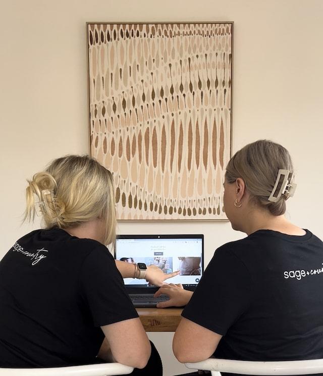 Ellie and Elyssa at a computer.