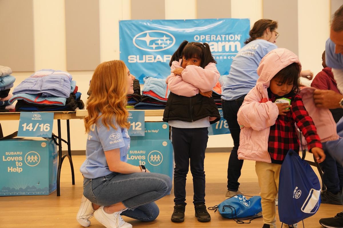 people volunteering together