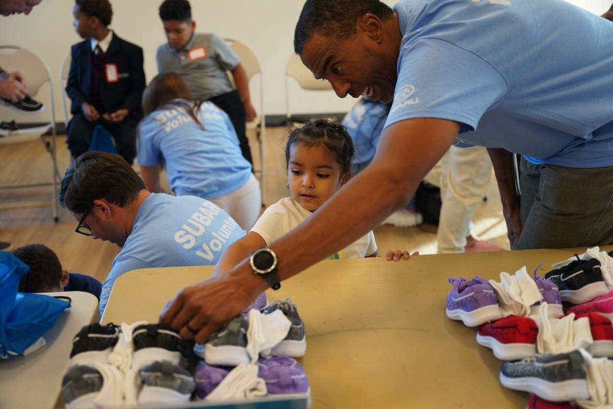 people volunteering together