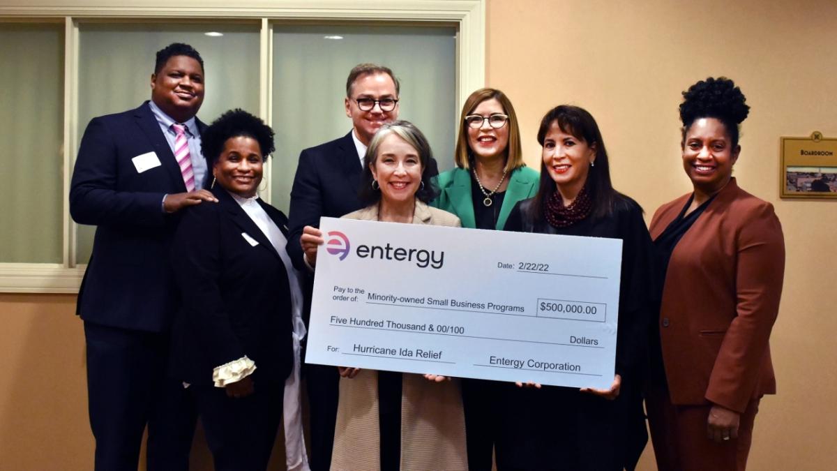 7 people accepting a big check for $500,000