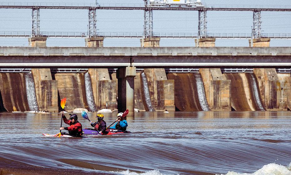 3 people kayaking in the river