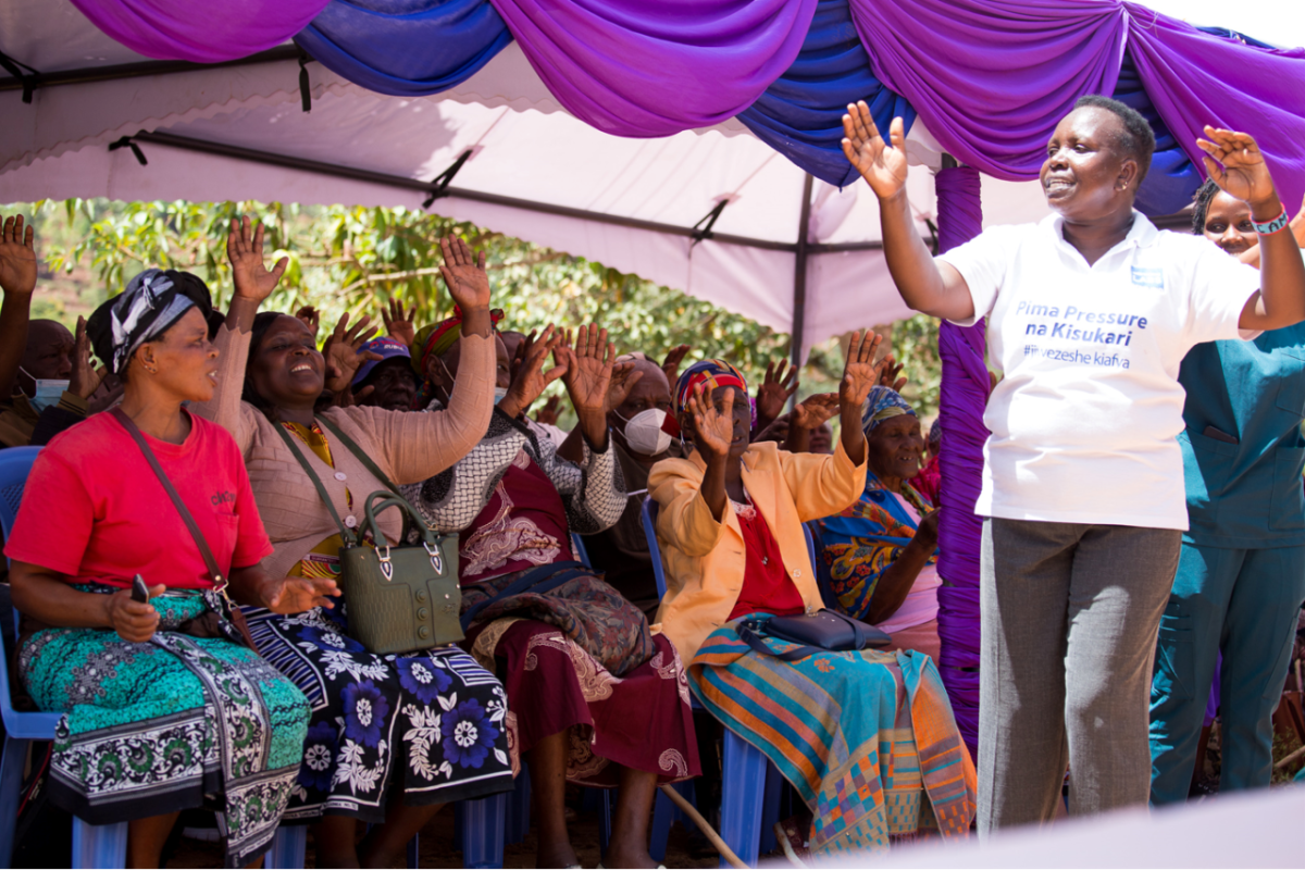 speaker and an audience clapping