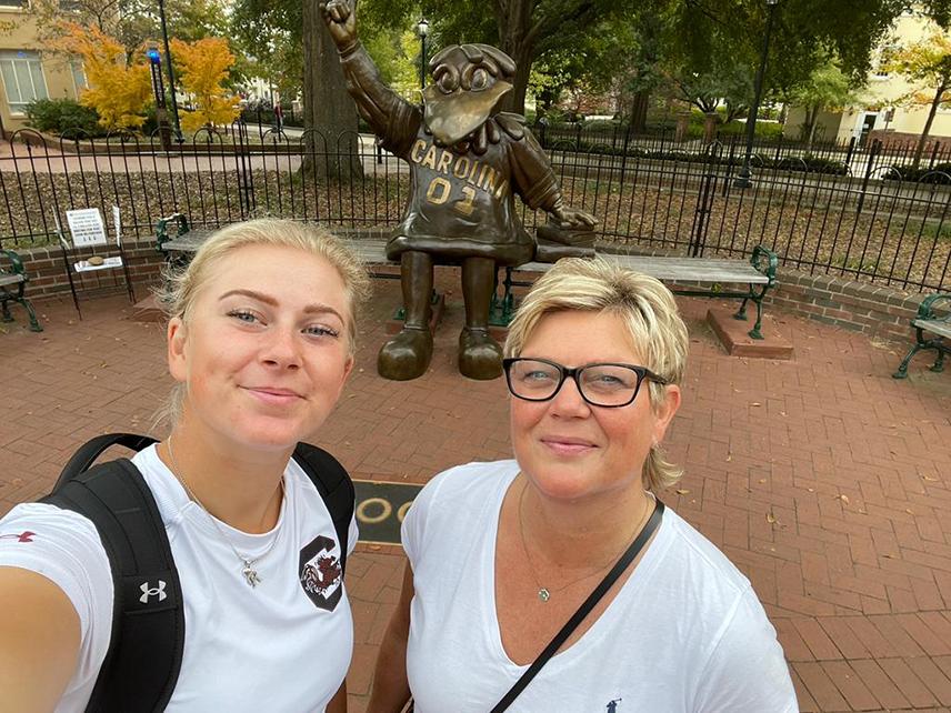 Louisa and Mia Rydqvist in a selfie.