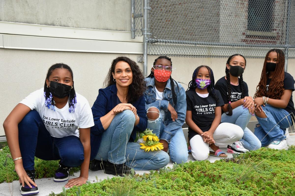 Actress Rosario Dawson poses with kids