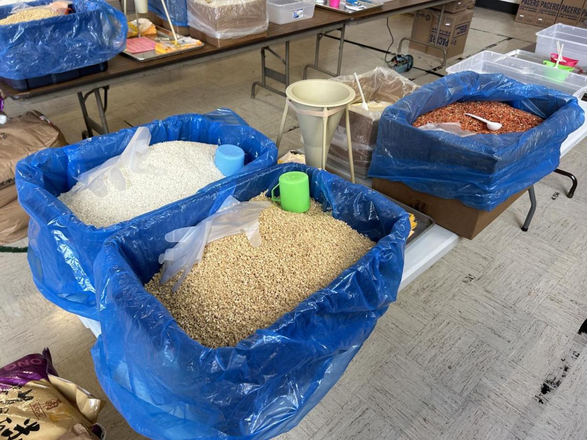 Prepared food being ready to be packed.