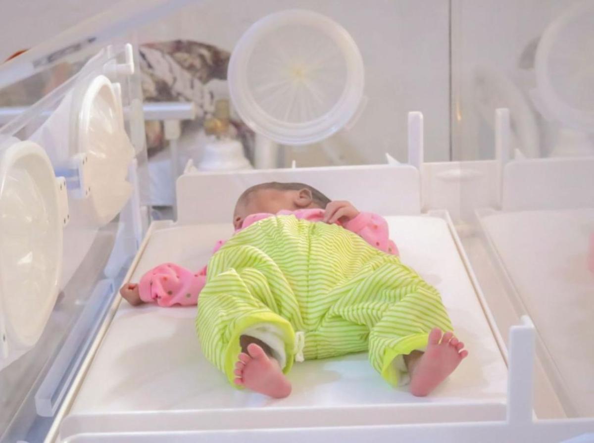 Newborn Abdullahi Ali in the incubator.
