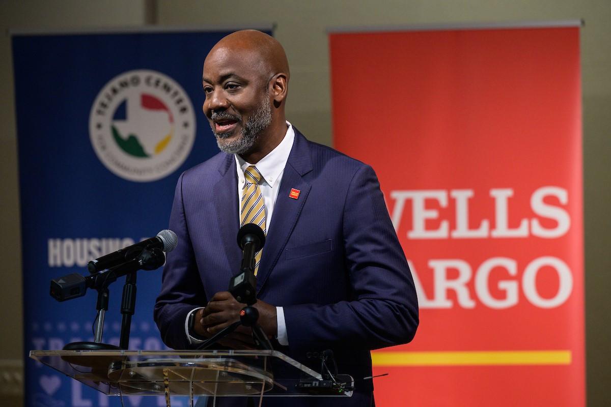 Man stands at podium with Wells Fargo sign behind him