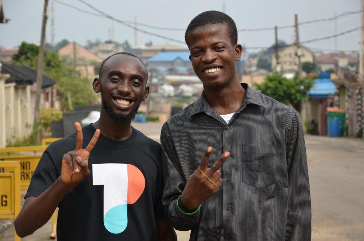 2 people with peace signs