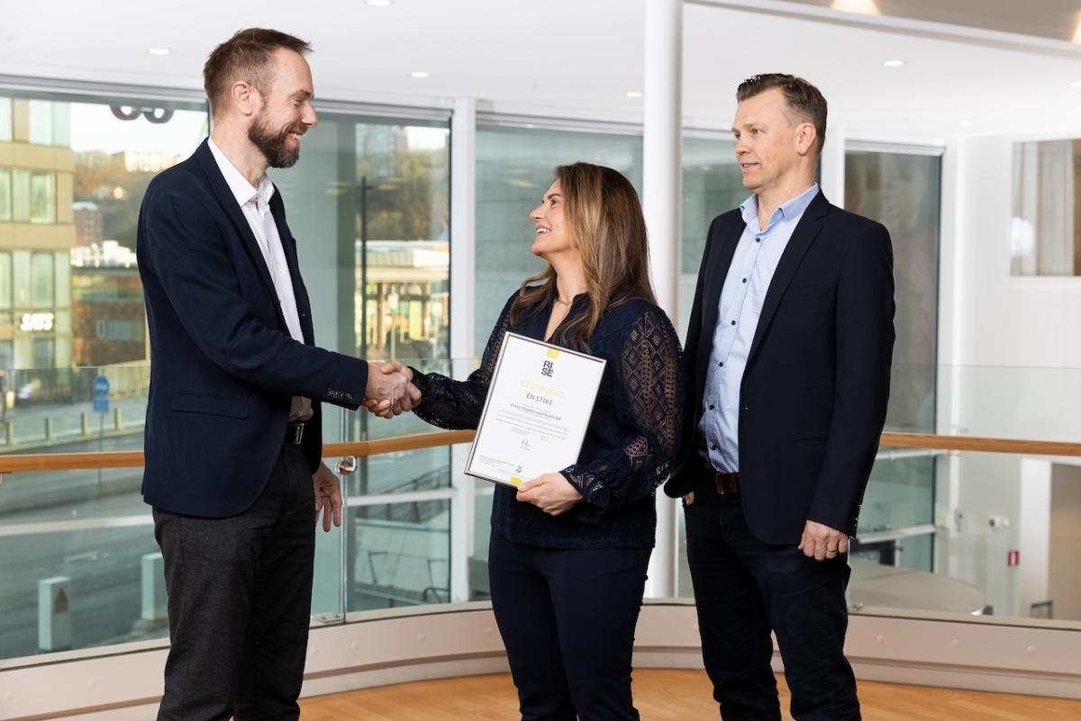 Essity Professional Hygiene leadership accepts the world’s first Design for All certification from RISE.