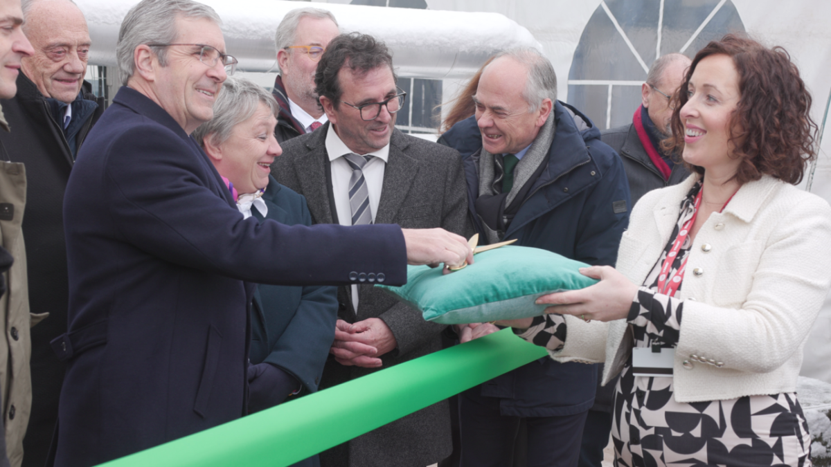 Dave Regnery, Chair and CEO, Trane Technologies, joins local and regional officials to celebrate the newly installed Thermal Management System at the company’s Trane® Charmes manufacturing facility. The system eliminates the need for fossil fuels to heat and cool the site.