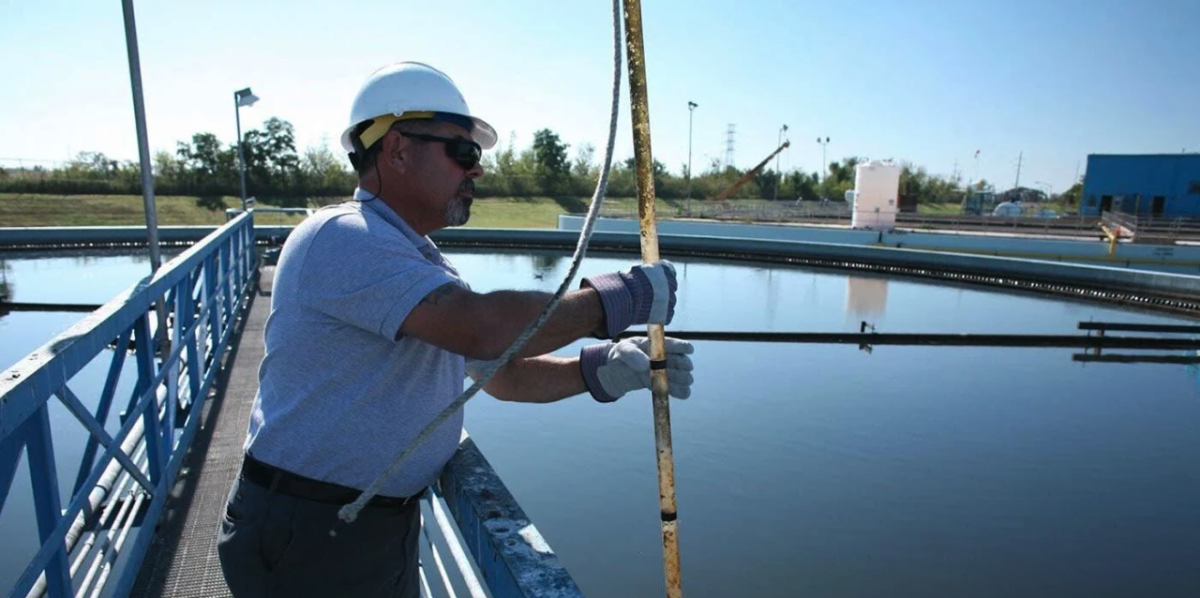 worker over water container