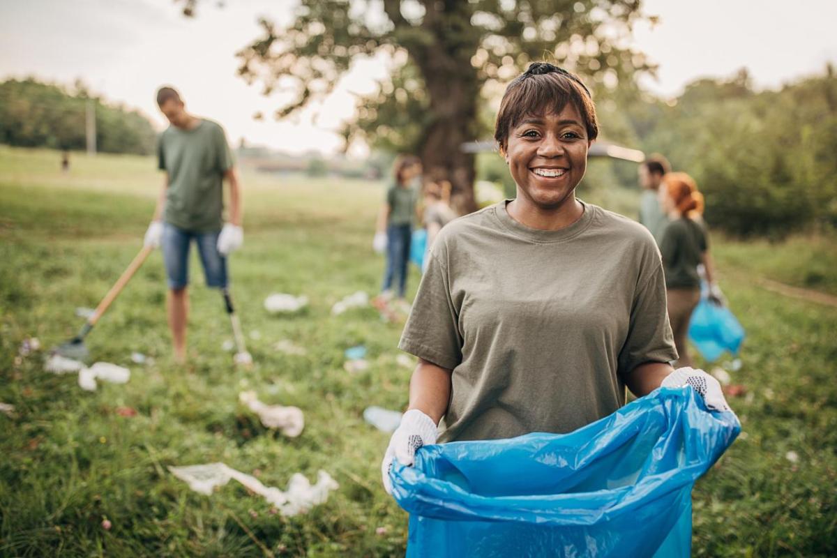 People collecting litter