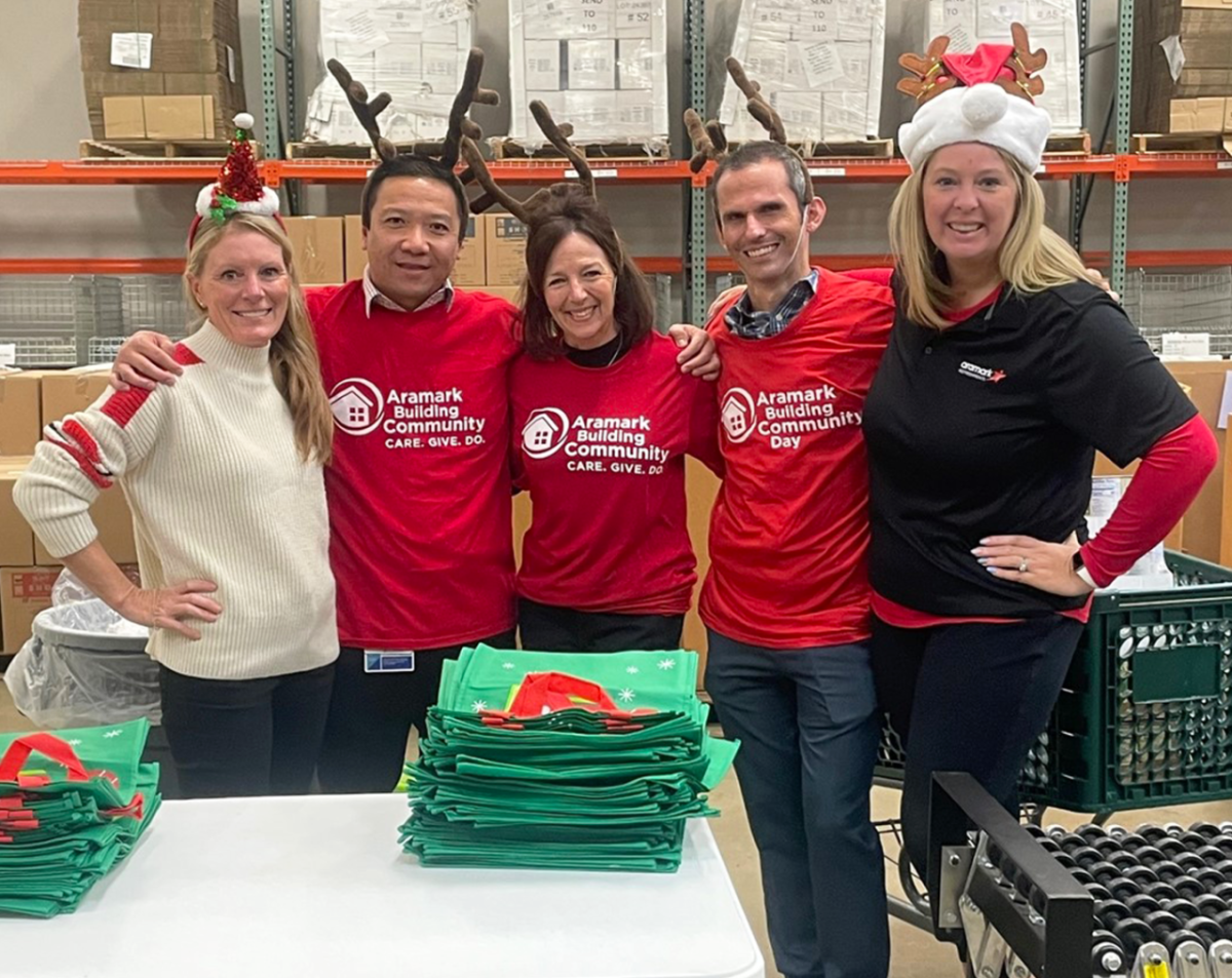 5 holiday volunteers