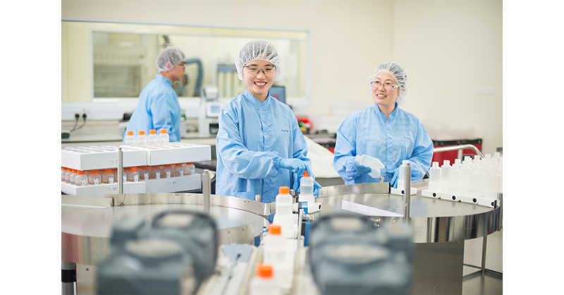 Illumina scientist in lab.