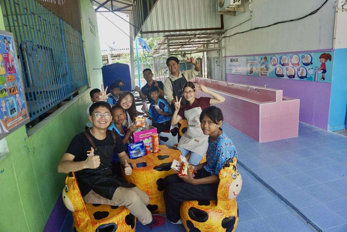 Students eat lunch