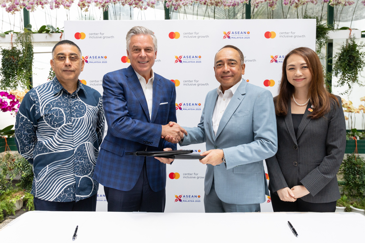 Jon Huntsman (2nd from left), Vice Chairman & President, Strategic Growth at Mastercard, Tan Sri Nazir Razak (3rd from left), Chairman of ASEAN Business Advisory Council (ABAC) Malaysia, Safdar Khan (1st from left), Division President, Southeast Asia, Mastercard, and Jukhee Hong (1st from right), Executive Director, ASEAN Business Advisory Council (ABAC) Malaysia at the signing ceremony to host the Mastercard ASEAN Inclusive Growth Summit across Southeast Asia over the next three years. " "