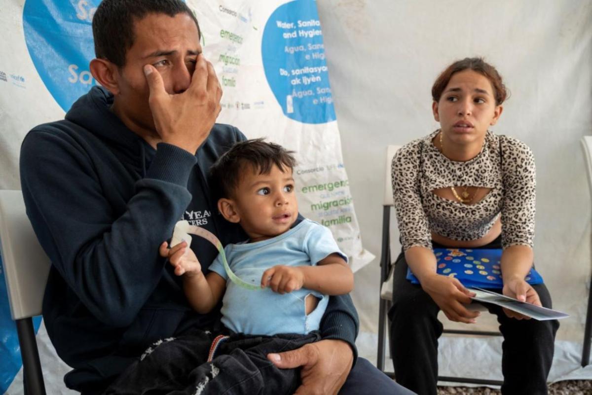 Angel José arrived at Action Against Hunger's health point in El Pescadero with his wife and two children. His baby was suffering from acute malnutrition. / Photo by Gonzalo Höhr