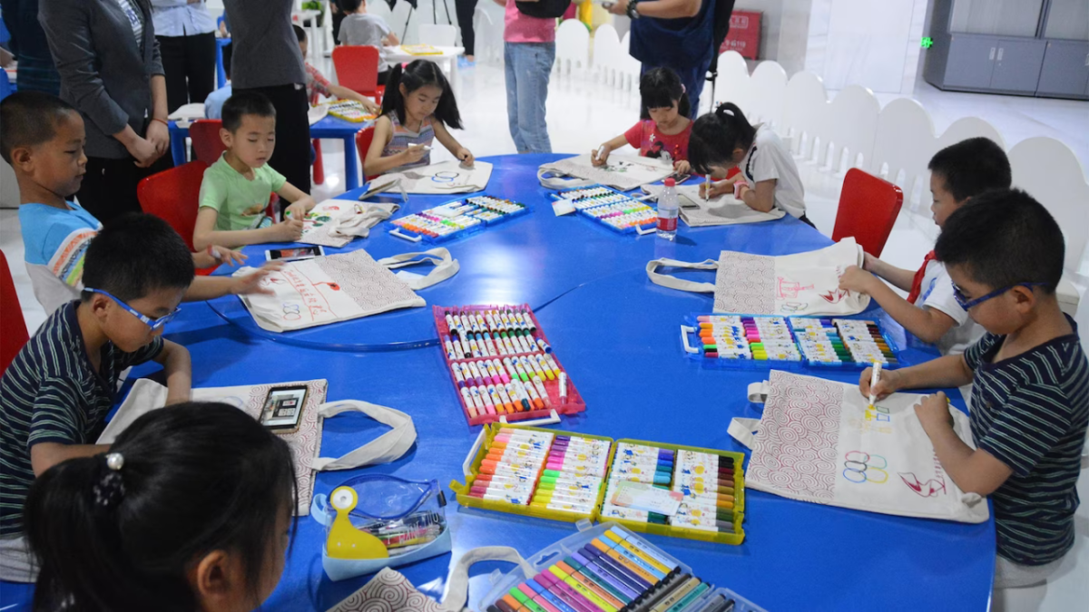 children inside the museum