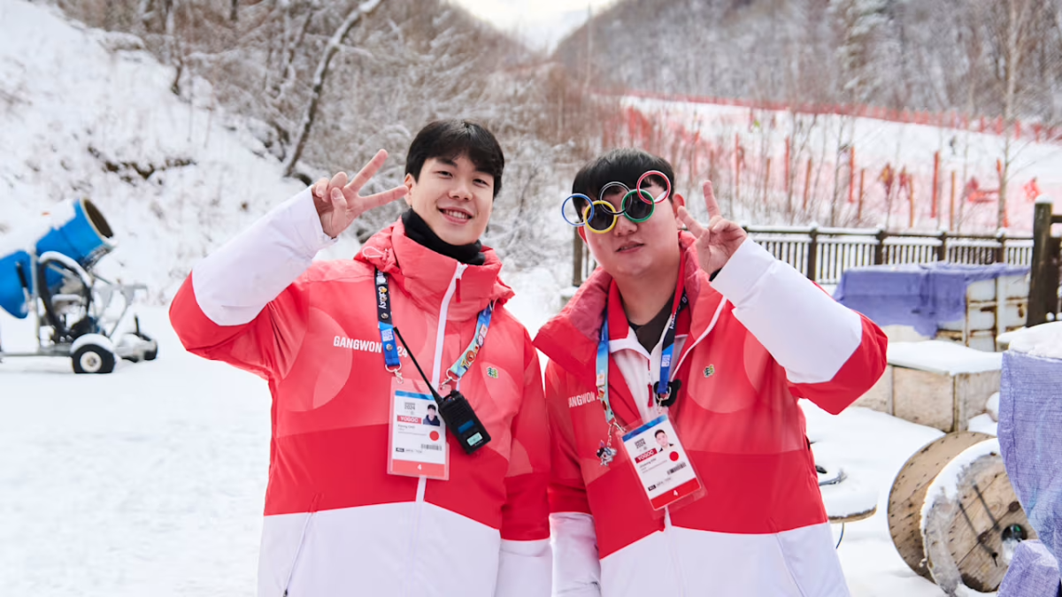 2 people make peace signs with their hands