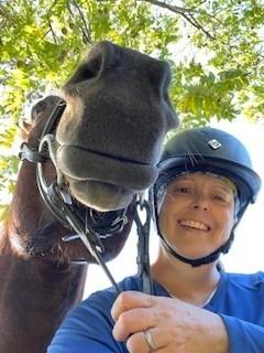 Julia Reilly holding the reins of a horse.