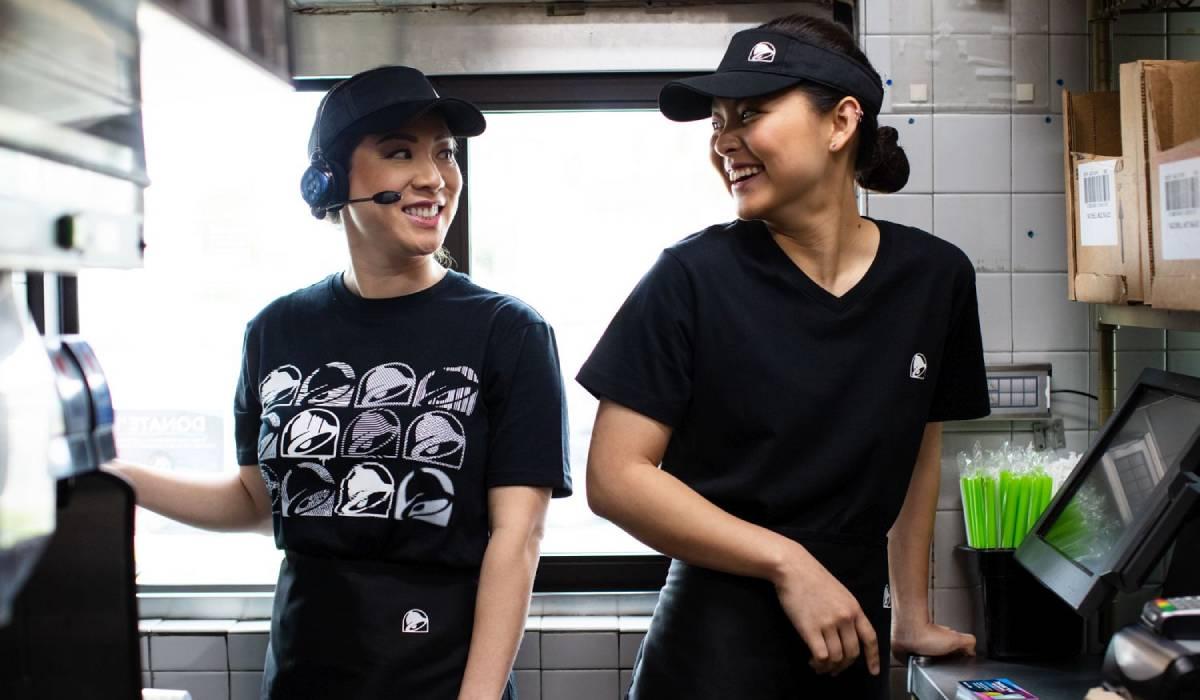 2 taco bell employees